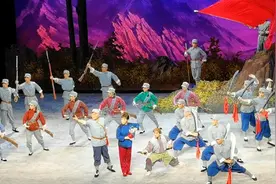 北京京剧院最近演出的京剧《红灯记》“伏击歼敌”武打精湛视频封面