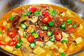 粉条鸡肉这样做下饭菜，鲜香爽滑入味，下饭又下酒，出锅特受欢迎