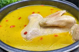 炖老母鸡汤，最忌直接下锅炖，酒店大厨教你一招，汤鲜味美更营养