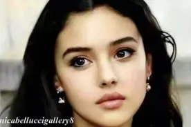 1976年,意大利12岁的莫妮卡·贝鲁奇在镜头前留下了这张惊艳照片视频封面