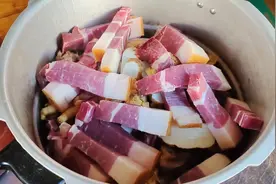 家常版的天麻火腿鸡，做法老土，但汤色金黄料很足，很可口视频封面