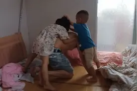 爸爸今天没有上班，在家陪俩孩子疯，两孩子拿爸爸当马骑视频封面