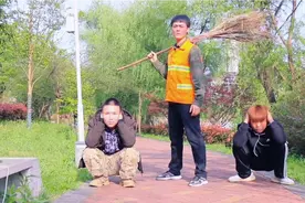 原来这环卫工人是个高手，你们惨了。视频封面