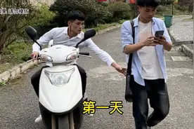 男子骑车，想要抢别人的包，自己的车却险些反被抢！这方法不错！