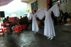 湖南农村丧事现场演唱团队一曲《蝴蝶舞》，跳出仙女的味道。视频封面