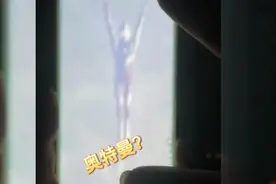 本来是拍月亮的，居然拍到一个奥特曼视频封面