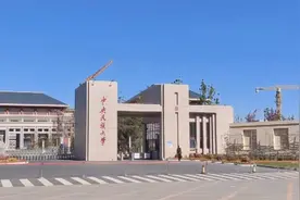 行驶在房山区青龙湖镇至丰台区云岗王佐镇寬阔的柏油路上！真高兴视频封面