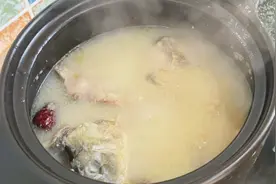 鲤鱼汤怎样炖最好喝又营养，教你正确做法，炖好的汤浓白如牛奶视频封面