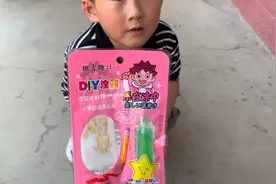 宝宝怎么想吃纸呀 能吃吗