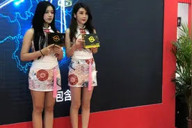 实拍：广州模特时装秀，千多名男观众疯狂拍照录像场面震撼啊！视频封面