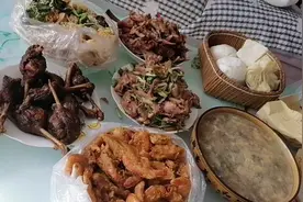 农村婆婆过生日，买了点好吃的一家人庆祝，小孩子就喜欢吃蛋糕视频封面