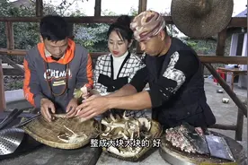 拐哥用鸡枞肉丸汤招待远方的朋友们，鲜嫩味美，朋友们都赞不绝口视频封面