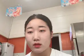 姑娘化了一个妆看起来比素颜要好看一点点，美好的一天从化妆开始