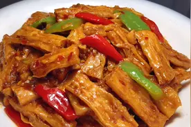 厨师长教你红烧腐竹的家常做法，步骤详细，软嫩入味下酒又下饭