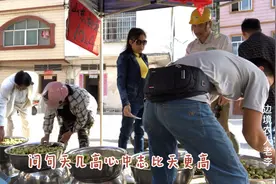街头摆地摊卖水果太辛苦，唱一首充满斗志歌曲鼓励自己，不再犹豫