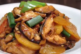 厨师长教你香菇炒土豆片家常做法，步骤详细，鲜香入味下酒又下饭