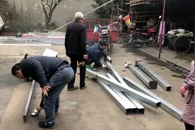 妈妈担心雨水季节不好架蒜，看见邻居做了钢棚，星妹家果断做一个