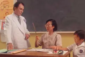 熊孩子带着小鬼去吓唬老师，老师还以为小孩在骗人视频封面