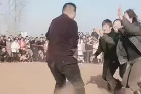 河南洛阳自由摔跤比赛，女子打到最后面红耳赤，谁来也是小趴菜。视频封面