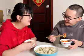 大年初五迎财神，煮一锅白菜水饺谐音百财，蘸上辣子水水，太香了视频封面