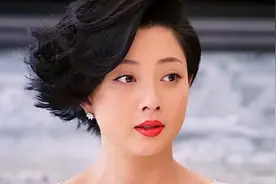 卖菜大妈成功逆袭白富美之后，同学聚会要求她卖单，看她如何化解视频封面