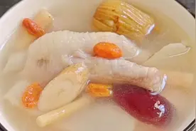 药膳鸡脚汤这样做，汤味香浓鸡脚软烂，滋补又营养，做法简单