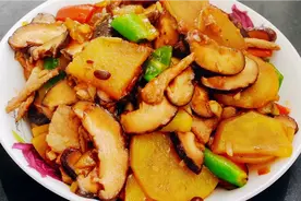 香菇炒土豆片的家常做法，鲜香入味，好吃又下饭。