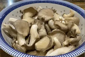 手把手教你素炒蘑菇的家常做法，步骤详细，鲜香入味，下酒又下饭