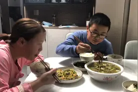 天宇爸爸做的菜，天宇和妈妈吃的真香，直夸赞爸爸做的香视频封面