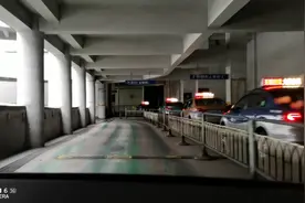 无锡站打车出来，看看这催命的坡道，怎么设计的。视频封面