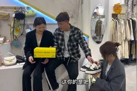 姐姐约弟弟女朋友逛街，俩人有说有笑买衣服，瑞杰却在后面买单视频封面