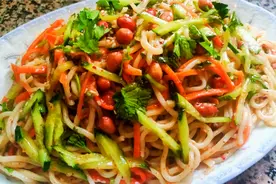 大厨教你凉拌面的家常做法，步骤详细，筋道爽滑香辣入味视频封面