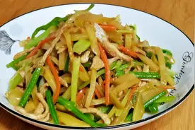 家常榨菜这样做下饭菜，营养鲜香开胃，下饭又下酒，好吃不油腻视频封面
