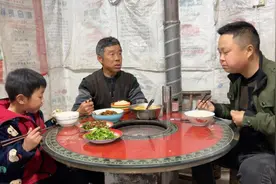 西娃子跟爸爸商量农村创业养土鸡，不知道这次选择对的还是错的？视频封面