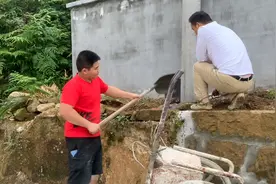 菜地里面修步道，围墙外面坐电线杆，下一步就可以拆了！视频封面