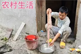 农村光棍没有老婆，三天两头搞猪大肠来吃，已经过上了小康生活视频封面