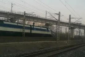 扬州开往北京的王牌列车Z30次交汇朔州开往秦皇岛的2601次视频封面