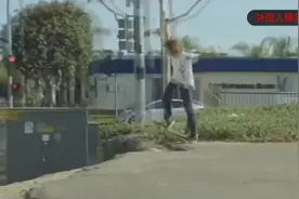 国外小伙作死瞬间，不死也得脱层皮！摔得太狠了。视频封面