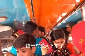 印度姑娘节日前坐大巴去恒河洗澡，大巴条件不可思议，再不敢坐了视频封面