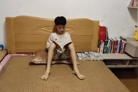 爱看书的小男孩，没有了手机，床头都是书，同样也爱上了书本。视频封面