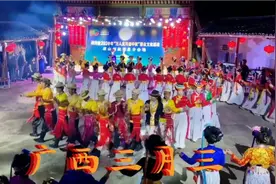 广西三月三当天赶扑刘三姐故里游客上千上万目睹场景震撼人心热闹视频封面
