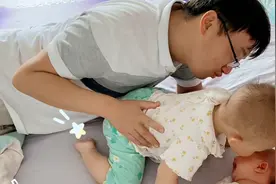 草莓姐姐亲亲蓝莓妹妹