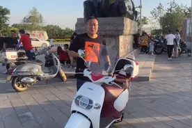 五羊本田塔帕100踏板 价格挺贵但是外形配色漂亮，适合女孩子骑视频封面