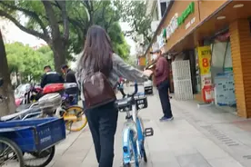 这小女孩还是满漂亮的，圆脸眉清目秀，长发飘飘，小包很俏。视频封面