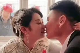 新郎吻新娘没想到把旁边看热闹的小子给看急眼了视频封面
