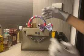 教你一分钟就可以学会的包包变美小心机-丝带蝴蝶结系法.包包搭配视频封面