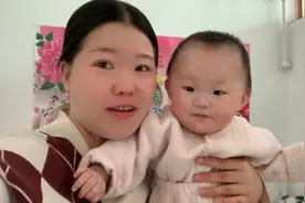 甜甜现在是长大一些了，都学会和妈妈抢东西了，开心笑的模样真好视频封面