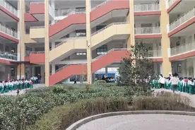 校园周一的早晨总显得特别忙碌——打扫卫生，升国旗，开主题班会视频封面