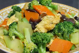 炒西兰很多人都做错了，大厨教你正确做法，脆嫩入味下酒又下饭