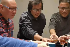 杰森跟网友在洋人阿婆聚餐了，网友变成了好朋友，开心搞笑又热闹视频封面